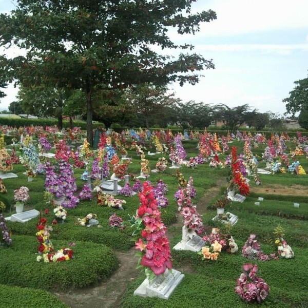 Llevar flores al cementerio, una tradición milenaria