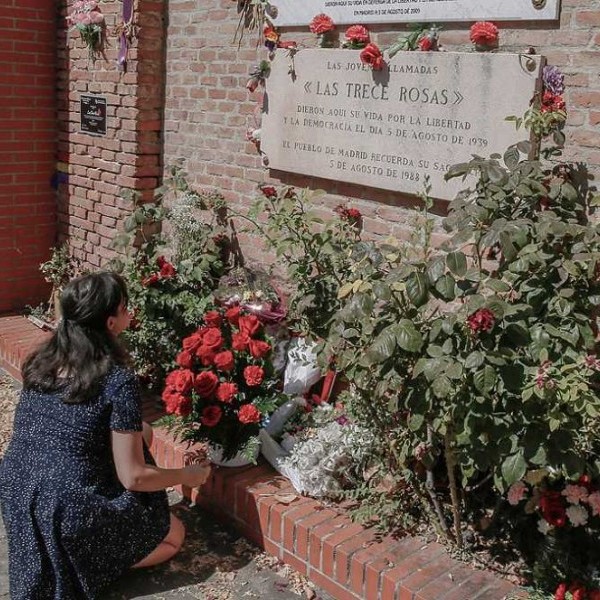 Emotivo homenaje a las 'Trece Rosas' en el cementerio de la Almudena