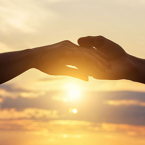 Nos encargamos de organizar todo el servicio funerario, ya sea un funeral laico o religioso,