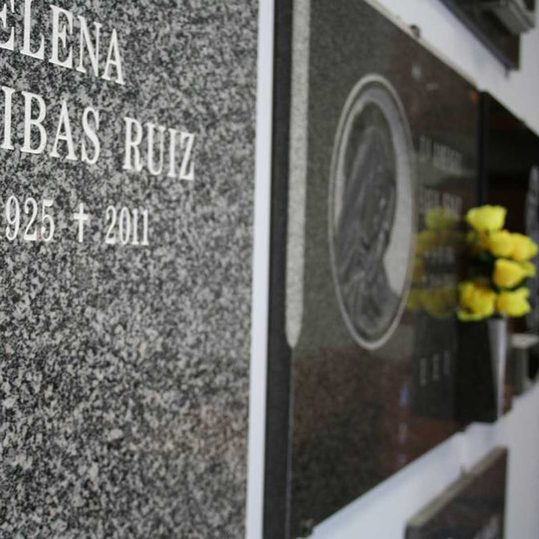 En Funerarias Navas ponemos a su disposición una amplia variedad de modelos de lápidas, tumbas y columbarios.